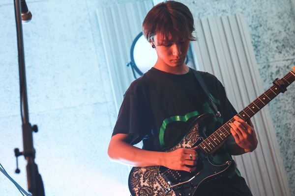 スモーキー歌声と幻想的な音世界で注目のさらさ。デビュー曲を携えたリリース　パーティーに潜入！