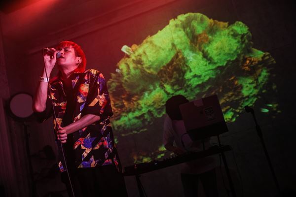 スモーキー歌声と幻想的な音世界で注目のさらさ。デビュー曲を携えたリリース　パーティーに潜入！