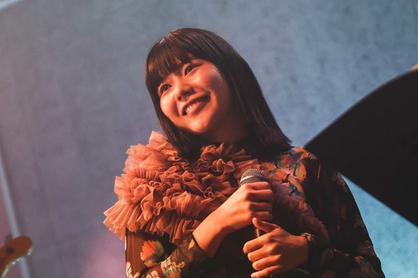 スモーキー歌声と幻想的な音世界で注目のさらさ。デビュー曲を携えたリリース　パーティーに潜入！