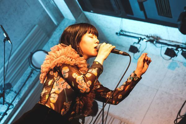スモーキー歌声と幻想的な音世界で注目のさらさ。デビュー曲を携えたリリース　パーティーに潜入！