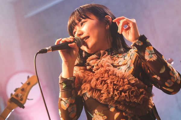 スモーキー歌声と幻想的な音世界で注目のさらさ。デビュー曲を携えたリリース　パーティーに潜入！