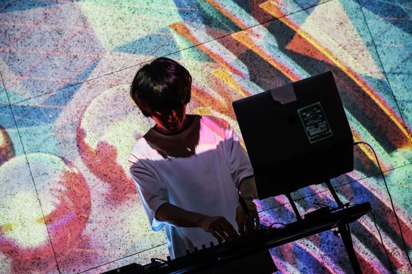 スモーキー歌声と幻想的な音世界で注目のさらさ。デビュー曲を携えたリリース　パーティーに潜入！