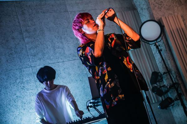 スモーキー歌声と幻想的な音世界で注目のさらさ。デビュー曲を携えたリリース　パーティーに潜入！