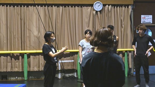 【オフィシャルレポート】日仏共同制作の「アートなサーカス」が進化して再演　『フィアース5』稽古場より