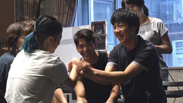 【オフィシャルレポート】日仏共同制作の「アートなサーカス」が進化して再演　『フィアース5』稽古場より