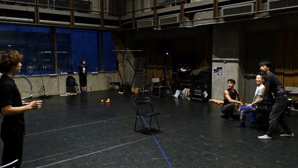 【オフィシャルレポート】日仏共同制作の「アートなサーカス」が進化して再演　『フィアース5』稽古場より