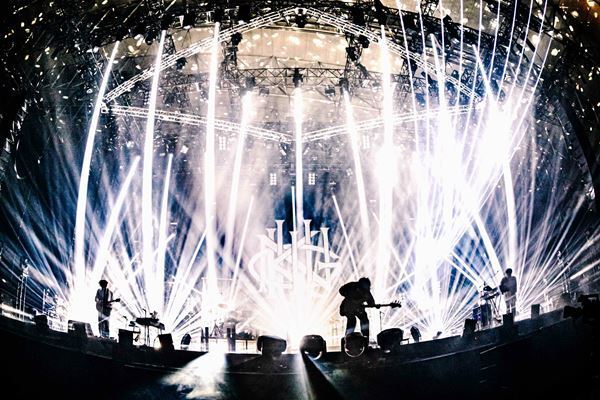 King Gnu、2万人が熱狂したFC限定ツアー幕張メッセ公演のオフィシャルレポート到着