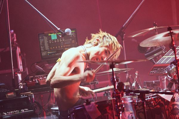 King Gnu、2万人が熱狂したFC限定ツアー幕張メッセ公演のオフィシャルレポート到着