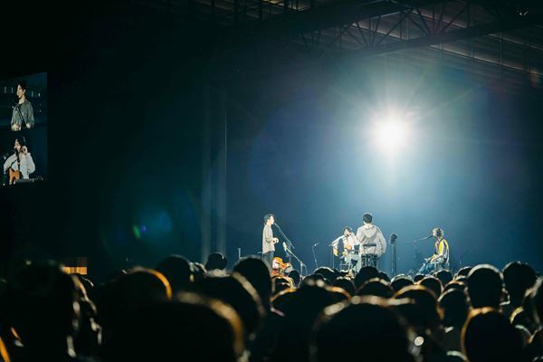 King Gnu、2万人が熱狂したFC限定ツアー幕張メッセ公演のオフィシャルレポート到着