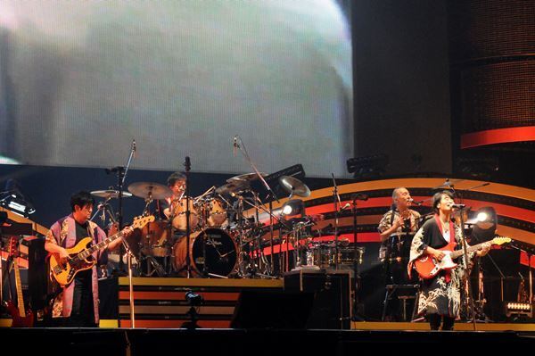 スターダスト☆レビューが地元埼玉のたまアリで全59曲を披露、40周年記念ライブのオフィシャルレポート到着