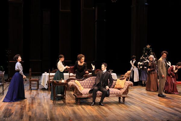 新国立劇場開場25周年記念公演『レオポルトシュタット』開幕　演出・小川絵梨子、主演・浜中文一よりコメントが到着