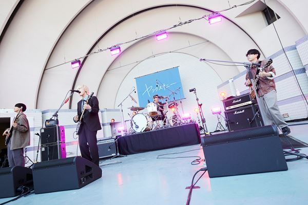 ヤングスキニー、初のフリーライブに1万人が熱狂「みんなの憂鬱は僕たちが消すから！」【レポート】