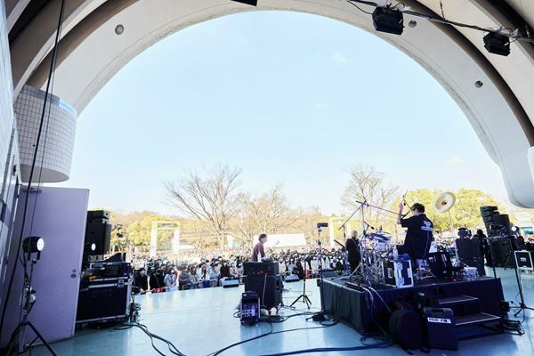 ヤングスキニー、初のフリーライブに1万人が熱狂「みんなの憂鬱は僕たちが消すから！」【レポート】