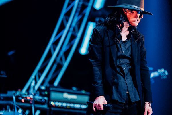 澤野弘之が国際フォーラムで単独公演開催、岡野昭仁やJean-Ken Johnnyらゲストボーカル8名が彩る