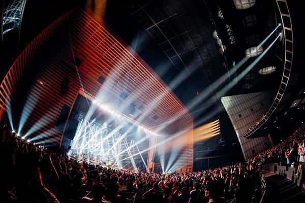 澤野弘之が国際フォーラムで単独公演開催、岡野昭仁やJean-Ken Johnnyらゲストボーカル8名が彩る