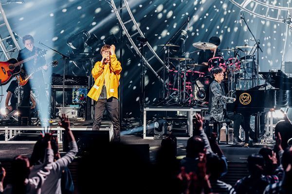 澤野弘之が国際フォーラムで単独公演開催、岡野昭仁やJean-Ken Johnnyらゲストボーカル8名が彩る