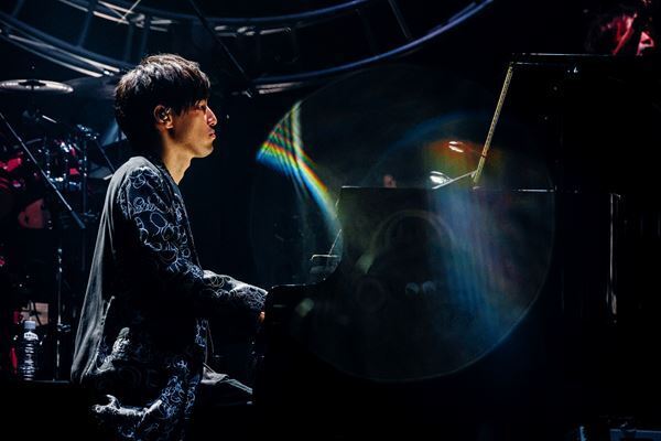 澤野弘之が国際フォーラムで単独公演開催、岡野昭仁やJean-Ken Johnnyらゲストボーカル8名が彩る