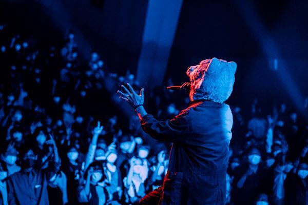 澤野弘之が国際フォーラムで単独公演開催、岡野昭仁やJean-Ken Johnnyらゲストボーカル8名が彩る