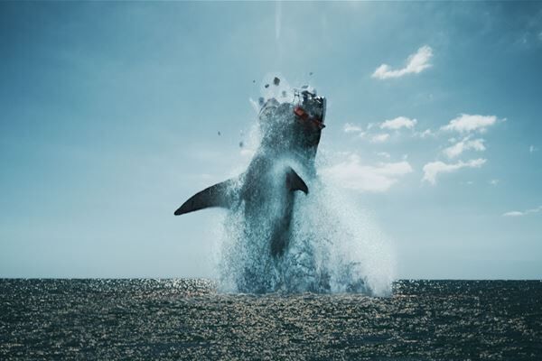 伝説の巨大ザメが人類に怒りの断罪を喰らわす『ブラック・デーモン 絶体絶命』デジタル配信スタート