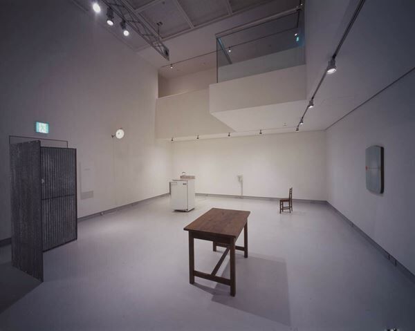 《2002-11 イエ》、資生堂ギャラリー東京、撮影：桜井ただひさ