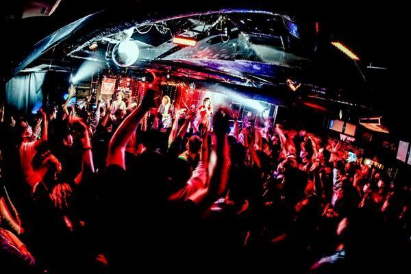 【ライブレポート】サンタもぶっ飛ぶ灼熱ホーリーナイト！　Wiennersのクリスマス・ワンマンライブをレポート