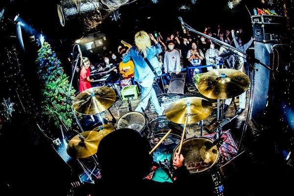 【ライブレポート】サンタもぶっ飛ぶ灼熱ホーリーナイト！　Wiennersのクリスマス・ワンマンライブをレポート