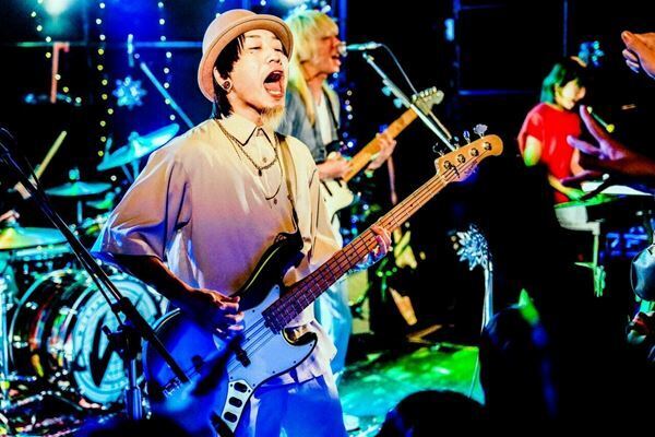 【ライブレポート】サンタもぶっ飛ぶ灼熱ホーリーナイト！　Wiennersのクリスマス・ワンマンライブをレポート