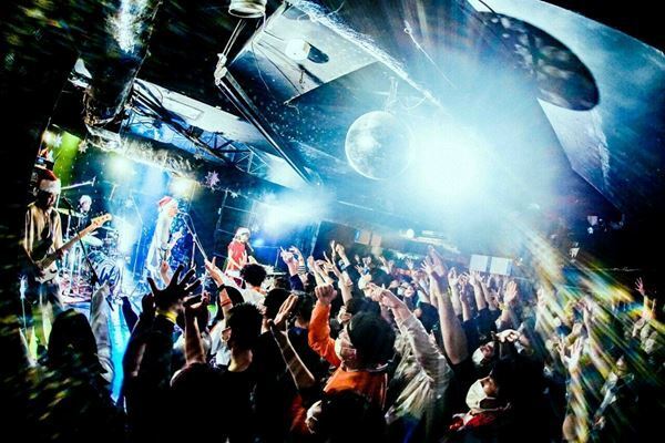 【ライブレポート】サンタもぶっ飛ぶ灼熱ホーリーナイト！　Wiennersのクリスマス・ワンマンライブをレポート