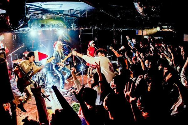 【ライブレポート】サンタもぶっ飛ぶ灼熱ホーリーナイト！　Wiennersのクリスマス・ワンマンライブをレポート
