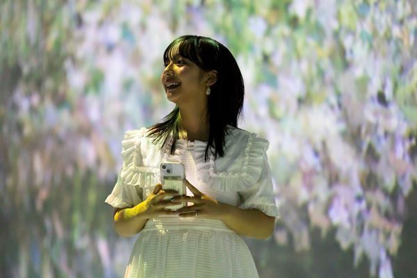 山之内すずが『Immersive Museum OSAKA』を体験！ 「自分自身が作品の一部に」