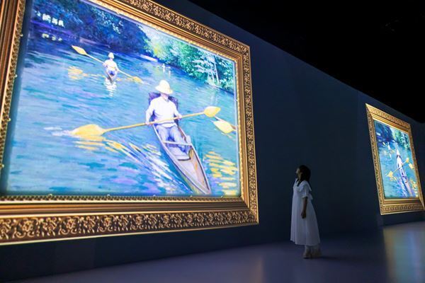 山之内すずが『Immersive Museum OSAKA』を体験！ 「自分自身が作品の一部に」