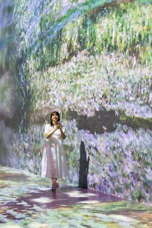 山之内すずが『Immersive Museum OSAKA』を体験！ 「自分自身が作品の一部に」