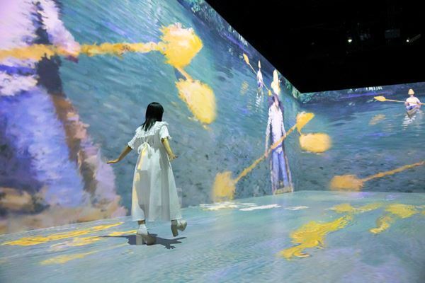 山之内すずが『Immersive Museum OSAKA』を体験！ 「自分自身が作品の一部に」