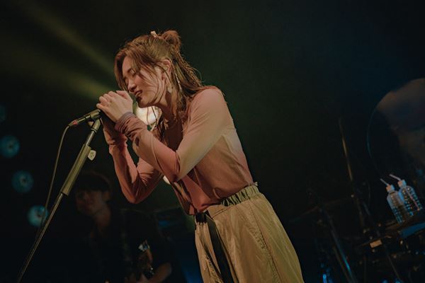 由薫、ワンマンツアー最終公演で東名阪クアトロツアー開催発表　会場限定盤EPの期間限定販売も決定