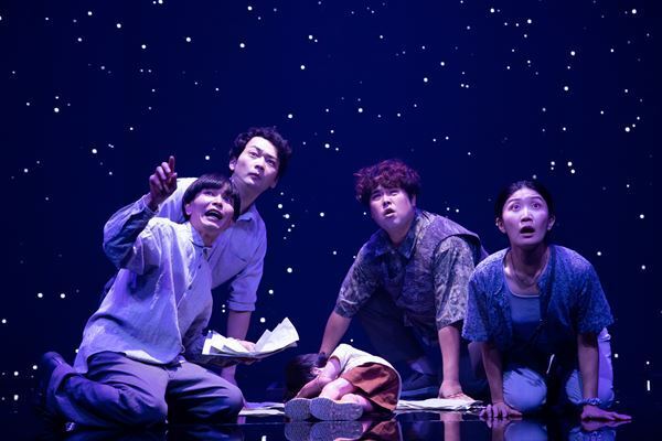 小沢道成「人間が起こす力の凄さを堪能して」 パペット×映像テクノロジーで描く『我ら宇宙の塵』開幕