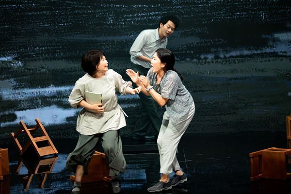 小沢道成「人間が起こす力の凄さを堪能して」 パペット×映像テクノロジーで描く『我ら宇宙の塵』開幕