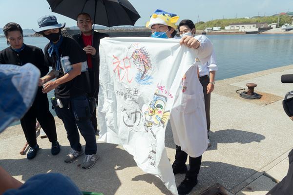 さかなクン、撮影現場を自作横断幕で激励！　のん主演『さかなのこ』貴重なメイキング映像公開