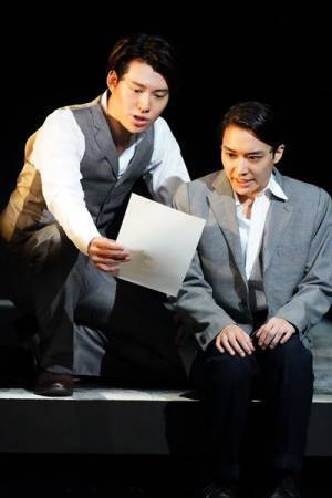 緻密な考察と本能のままの大胆さ、危うい二人に魅せられて　『スリル・ミー』Review3　松岡広大×山崎大輝　ピアノ：篠塚祐伴