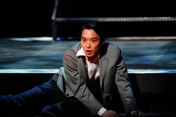 緻密な考察と本能のままの大胆さ、危うい二人に魅せられて　『スリル・ミー』Review3　松岡広大×山崎大輝　ピアノ：篠塚祐伴