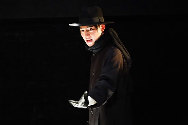 緻密な考察と本能のままの大胆さ、危うい二人に魅せられて　『スリル・ミー』Review3　松岡広大×山崎大輝　ピアノ：篠塚祐伴