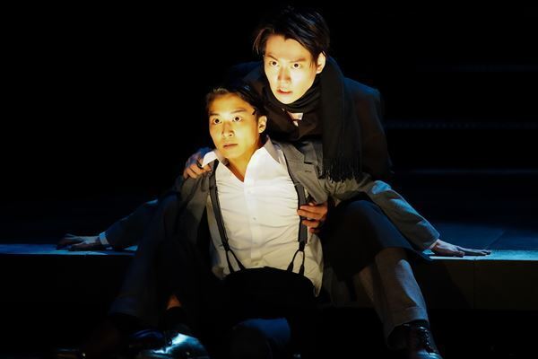 緻密な考察と本能のままの大胆さ、危うい二人に魅せられて　『スリル・ミー』Review3　松岡広大×山崎大輝　ピアノ：篠塚祐伴