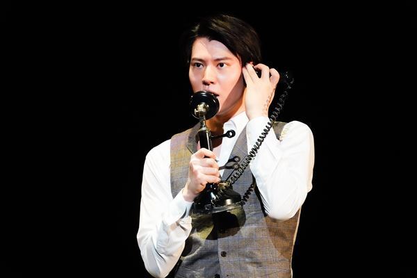 緻密な考察と本能のままの大胆さ、危うい二人に魅せられて　『スリル・ミー』Review3　松岡広大×山崎大輝　ピアノ：篠塚祐伴