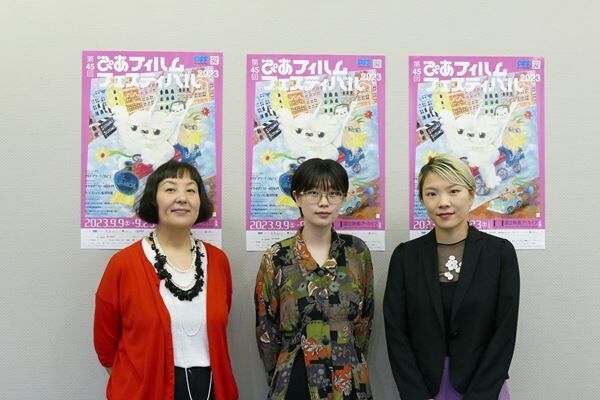左から）荒木啓子氏、山中瑶子監督、岡田詩歌監督