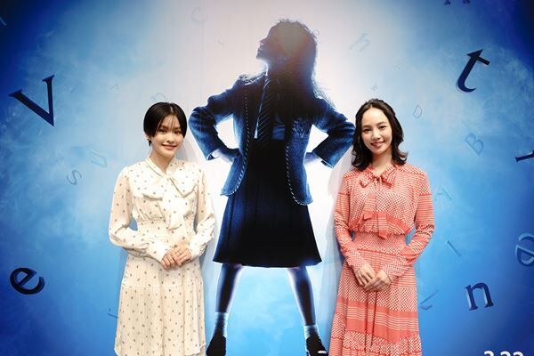 左から）昆夏美、咲妃みゆ 撮影：藤田亜弓