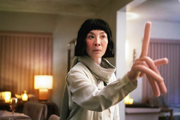 【おとなの映画ガイド】オスカー最有力候補に急浮上した”エブエブ”、驚きの魅力──『エブリシング・エブリウェア・オール・アット・ワンス』