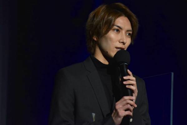 佐藤流司「不満、持ってきてください。吹っ飛ばしますから」　キャスト集結の舞台『呪術廻戦』製作発表レポート