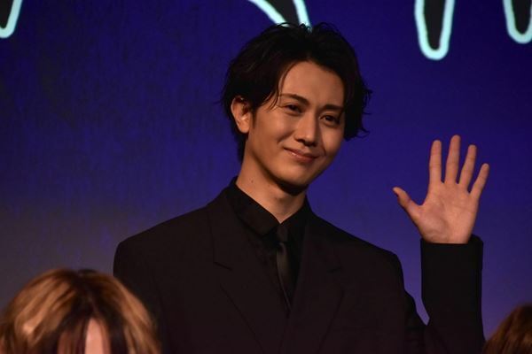 佐藤流司「不満、持ってきてください。吹っ飛ばしますから」　キャスト集結の舞台『呪術廻戦』製作発表レポート
