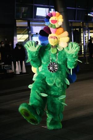 村上隆の新彫刻《お花の親子》が六本木ヒルズに登場！　期間限定の「お花カフェ」もオープン！