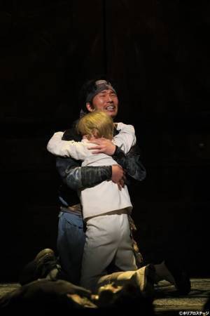 シェイクスピア・シリーズ『ジョン王』開幕　小栗旬・吉田鋼太郎コメント＆舞台写真が到着