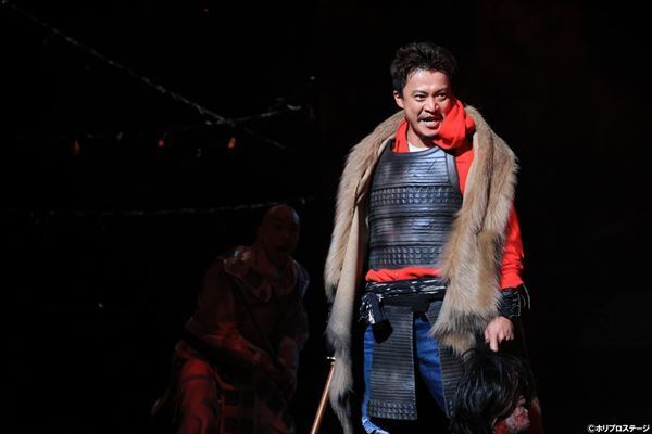 シェイクスピア・シリーズ『ジョン王』開幕　小栗旬・吉田鋼太郎コメント＆舞台写真が到着